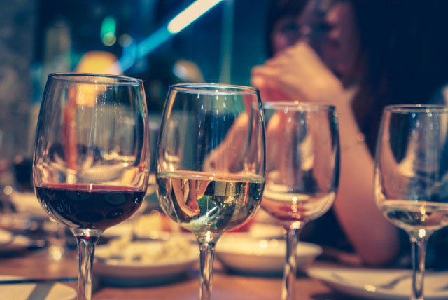 レストランの赤白ワインのイメージ