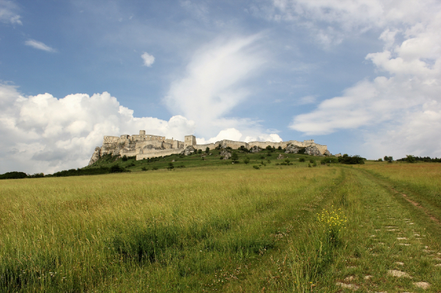写真素材：スロヴァキアにあるスピシュ城は天空の城
