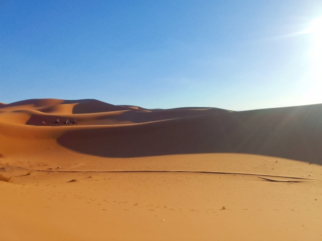 写真素材：モロッコ　サハラ砂漠と太陽