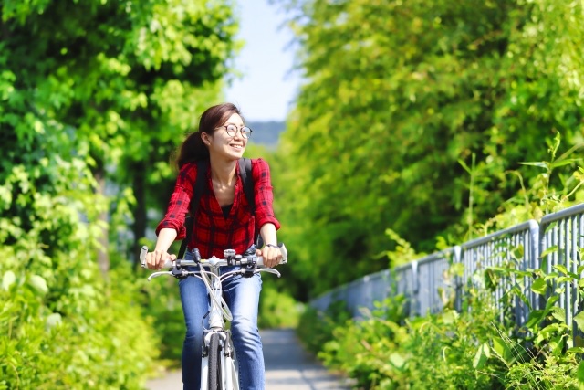 写真素材：自転車に乗る女性
