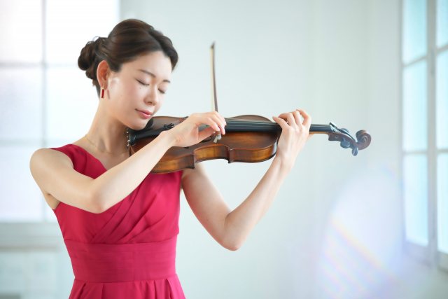 写真素材：ヴァイオリンを弾く女性ヴァイオリニスト50