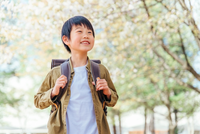 小学生と桜