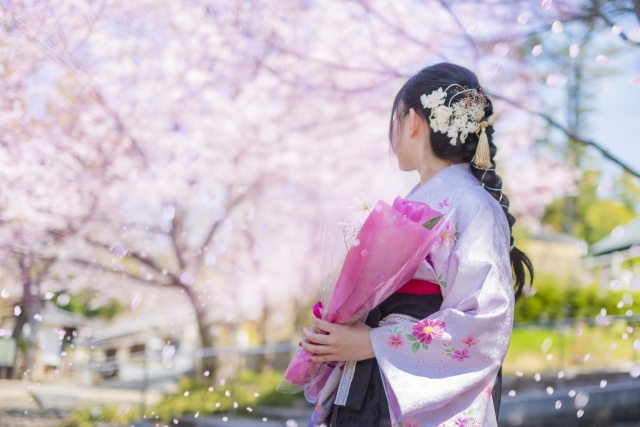 袴姿の女性と桜