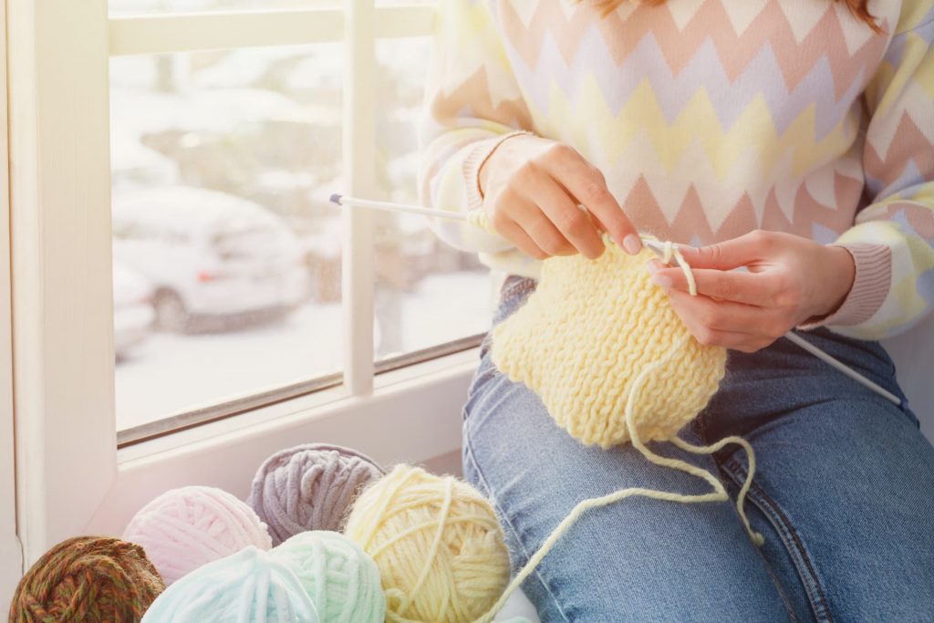 窓辺で編み物をする女性6