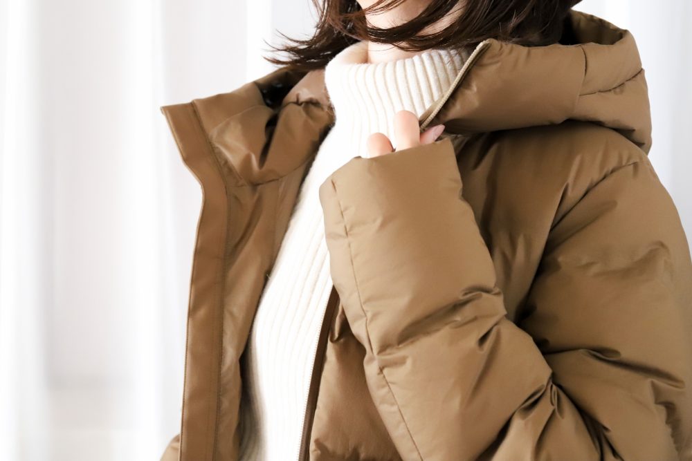 ダウンジャケットを着た女性