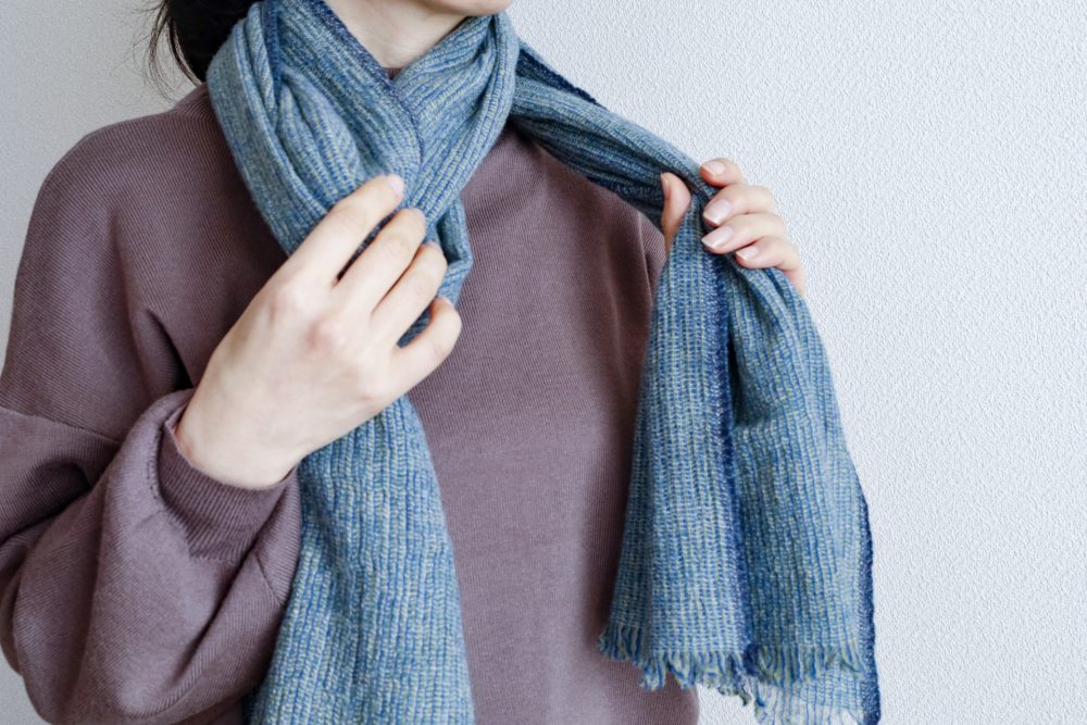 マフラーをおしゃれに巻く女性
