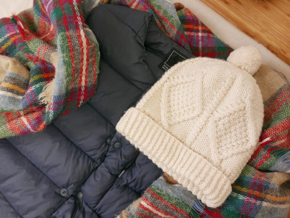 冬のコーディネート（ダウン、ニット帽、ストール）