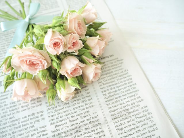 ピンクのミニローズの可愛いブーケ