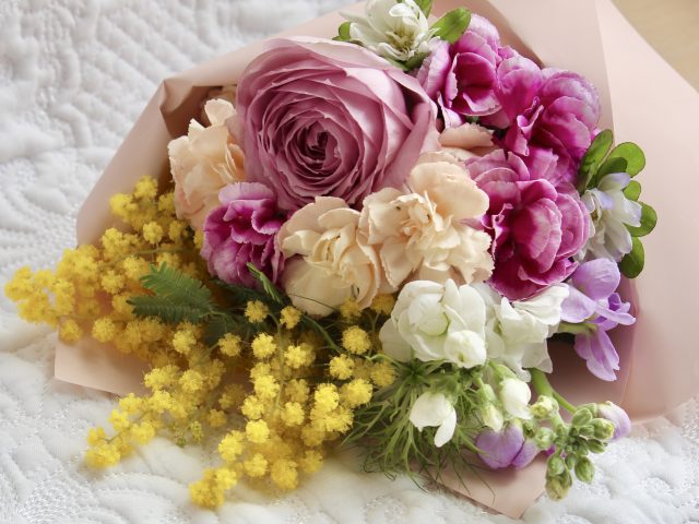 ミモザとバラのナチュラルな花束