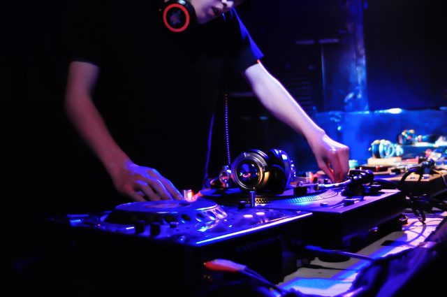 クラブでプレイするDJ